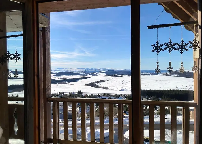 Lama-Gîte-des-Puys T3 Lamado vue époustouflante sud avec grande terrasse